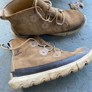 Sorel Joan Explorer II Hiking Boots Size 9 (runs small)